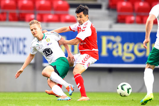 Hammarbys Erik Israelsson och Kalmars Emin Nouri