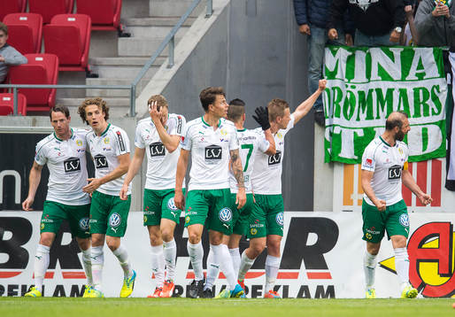 Hammarbys Erik Israelsson, med armen i luften, jublar