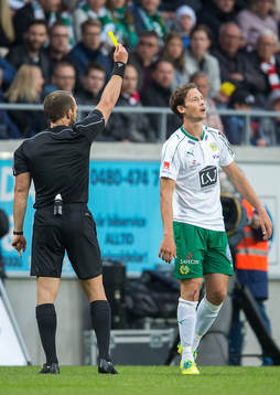 Domaren Kaspar Sjöberg varnar Hammarbys Philip Haglund