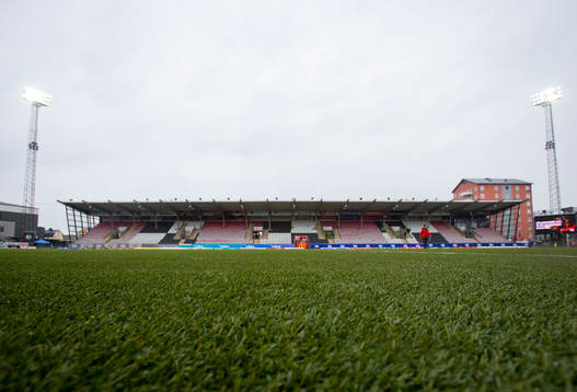 Ett regnigt Behrn Arena med konstgräs