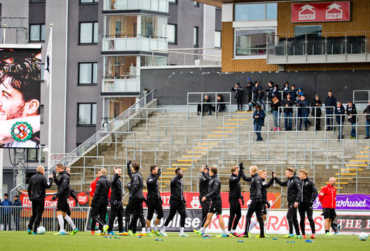 Örebrospelarna värmer upp
