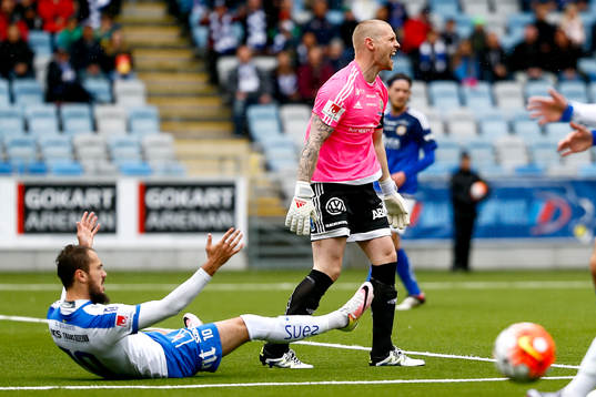 Sundsvalls målvakt Tommy Naurin reagerar