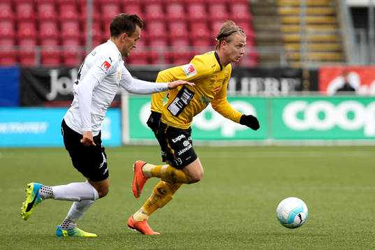 Örebros Logi Valgardsson och Elfsborgs Simon Hedlund