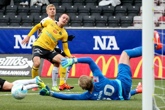Elfsborgs Viktor Prodell och Örebros målvakt Jacob Rinne