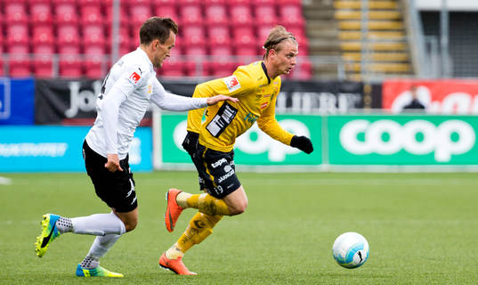 Örebros Logi Valgardsson och Elfsborgs Simon Hedlund