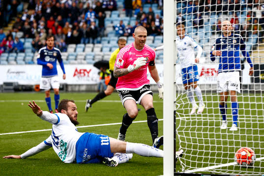 Norrköpings Emir Kujovic ser till så att bollen från