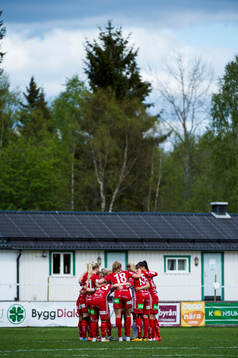 Piteå samlar ihop innan fotbollsmatchen i Damallsvenskan