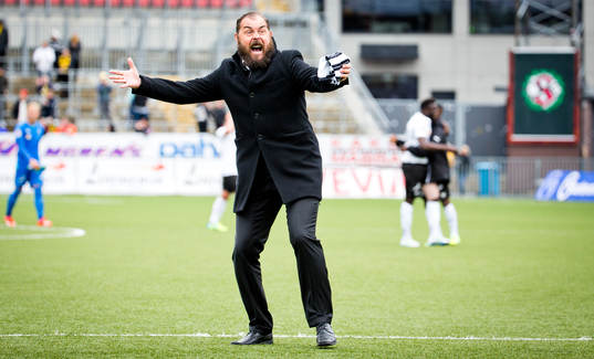 Örebros tränare Alexander Axén jublar