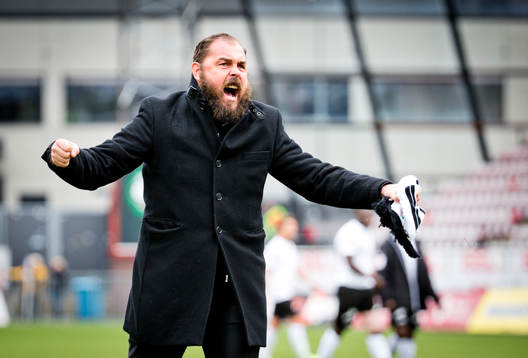 Örebros tränare Alexander Axén jublar