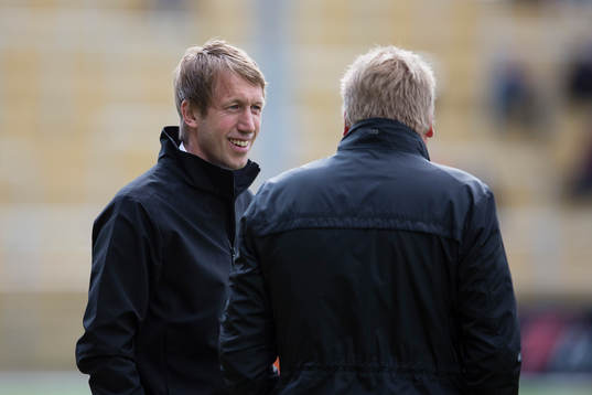 Östersunds tränare Graham Potter samtalar med IFK