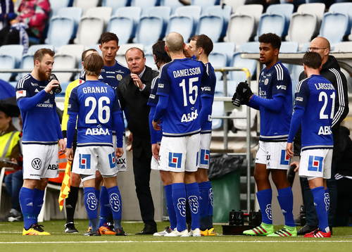 GIF Sundsvalls tränare Roger Franzén ger order till