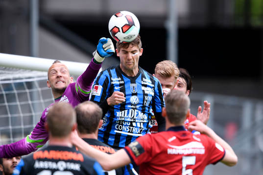 Sirius målvakt Benny Lekström boxar undan bollen framför