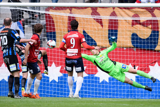 Örgrytes målvakt Robertino Kljajic kastar sig