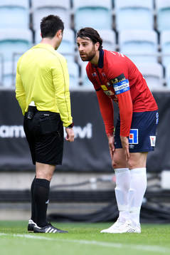 Domare Diako Behnam pratar med Örgrytes George Mourad
