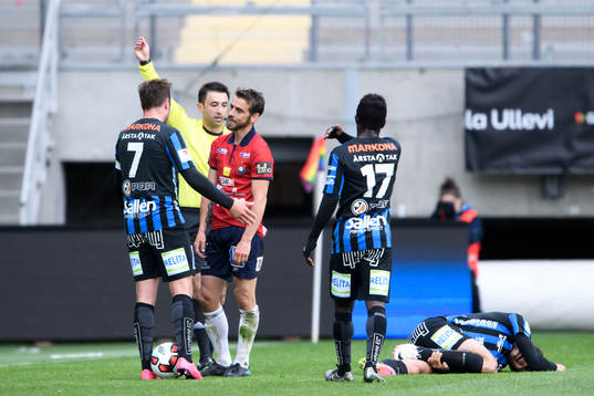 Örgrytes Björn Anklev får sitt andra gula kort av domare