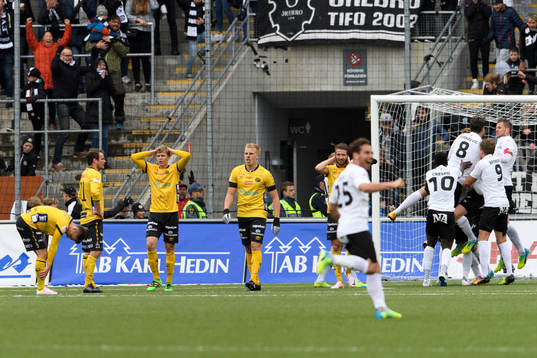 Elfsborgs spelare deppar medan Örebros spelar jublar