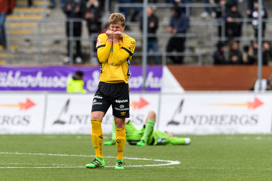 Elfsborgs Joakim Nilsson och målvakt Kevin Stuhr Ellegaard
