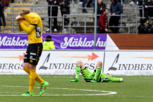 Elfsborgs målvakt Kevin Stuhr Ellegaard (liggandes) och
