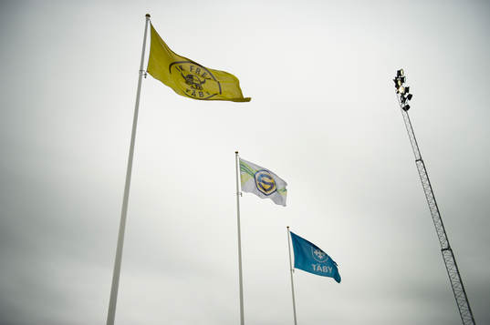 Frejs flagga och Täbys flagga är hissade på Vikingavallen