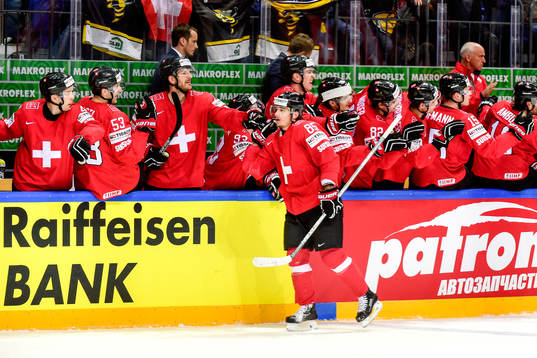 Schweiz Sven Andrighetto jublar med lagkamraterna