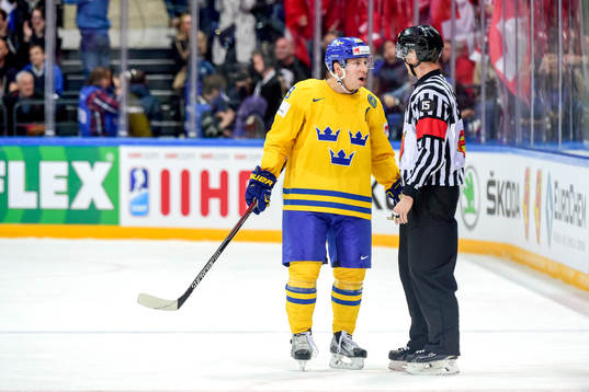 Sveriges Erik Gustafsson diskuterar med domaren