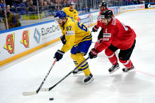 Sveriges Linus Omark och Schweiz Patrick Geering
