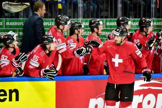 Schweiz Denis Hollenstein jublar med lagkamraterna