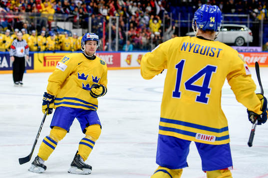Sveriges Robert Rosen och målskytten Gustav Nyquist jublar
