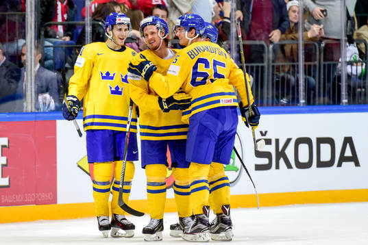 Sveriges Andre Burakovsky jublar med lagkamraterna