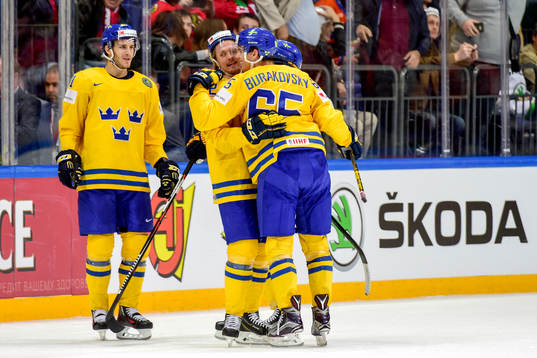Sveriges Andre Burakovsky jublar med lagkamraterna