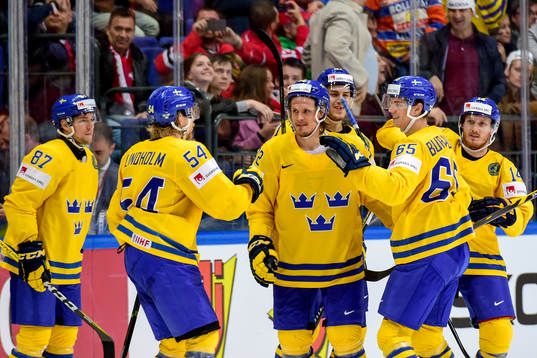 Sveriges Andre Burakovsky jublar med lagkamraterna