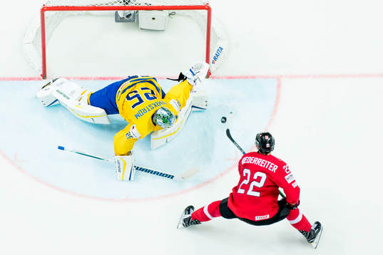 Sveriges målvakt Jacob Markström räddar Schweiz Nino