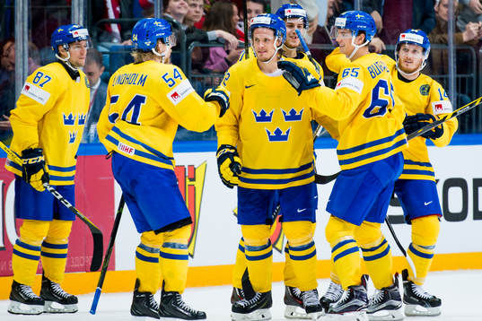 Sveriges spelare kramar om Andre Burakovsky