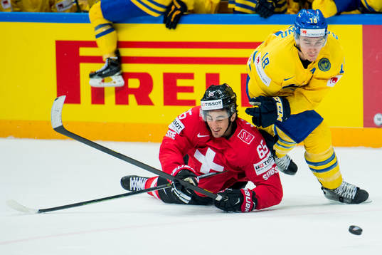 Schweiz Marc Wieser och Sveriges Mikael Backlund i kamp om