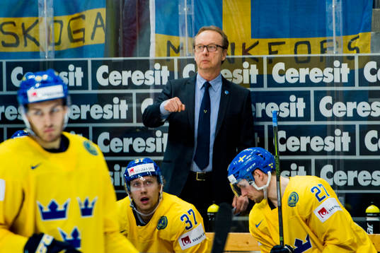Sveriges förbundskapten Pär Mårts på bänken