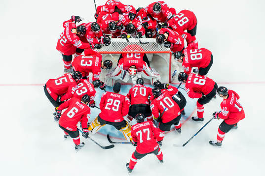 Schweiz spelare samlas kria målvakt Reto Berra