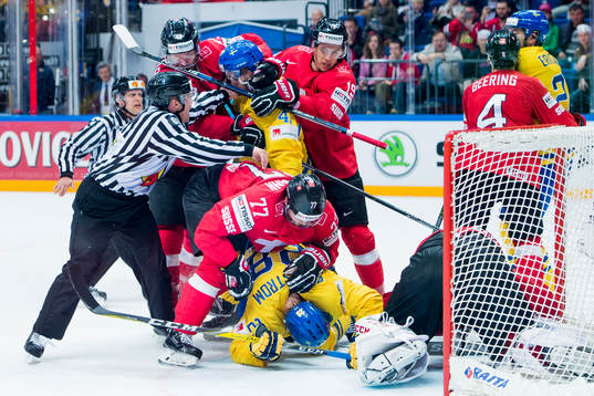 Bråkigt framför Schweiz målvakt Reto Berra