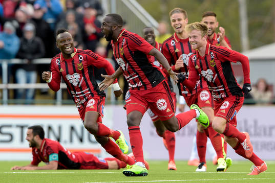 Östersunds Ronald Mukiibi jublar