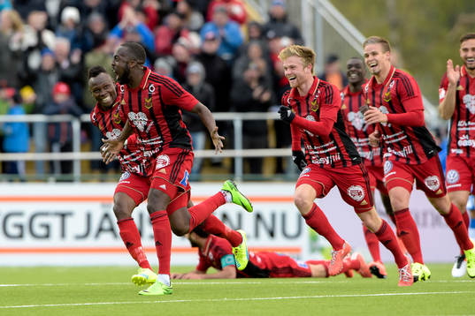 Östersunds Ronald Mukiibi jublar
