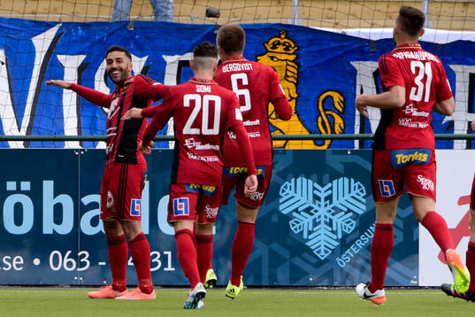 Östersunds Saman Ghoddos jublar