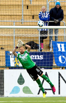 IFK Göteborgs målvakt John Alvbåge släpper in 1-0 målet