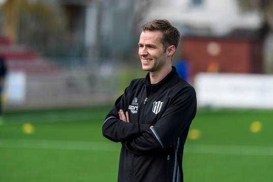 s tränare Johan Norberg på uppvärmningen