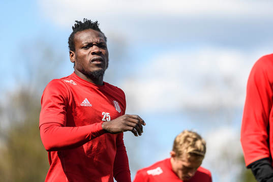 s Tetteh Komey på uppvärmningen