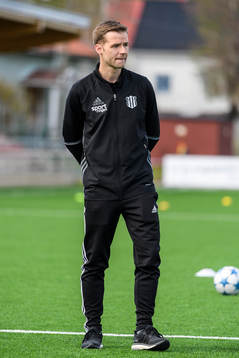 s tränare Johan Norberg på uppvärmningen