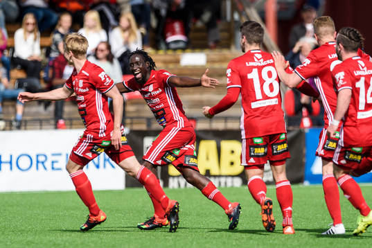 s Henrik Millbert (v) jublar