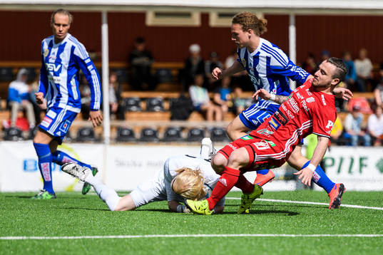 s Robert Clark är framme och stör Sleipner:s målvakt