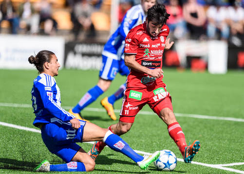 s Philip Özer tacklar Piteå:s Arish Nouri