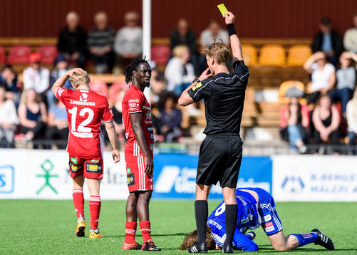 s Ibrahim Kallay får gultkort