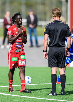 s Ibrahim Kallay vädjar till domaren