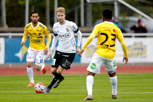 Häckens Samuel Gustafson och Falkenbergs Enock Kwakwa